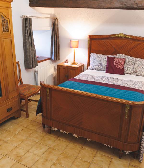 chambre lit double avec salle d'eau et wc