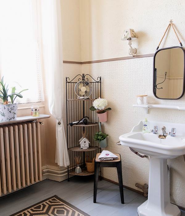 SDB privative sur le palier en face de la chambre