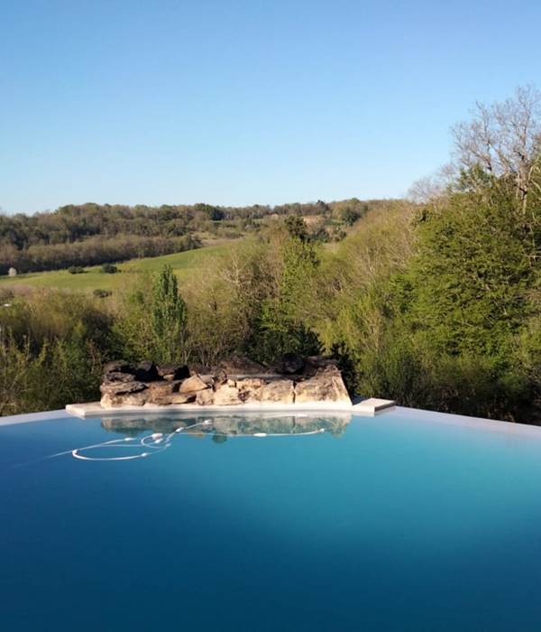 piscine à double débordements et traitée au sel