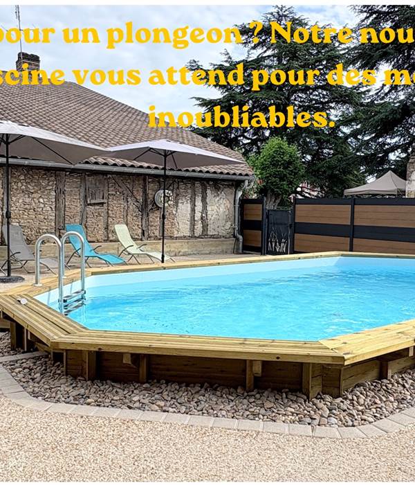 Piscine - transats - salon jardin - parasol