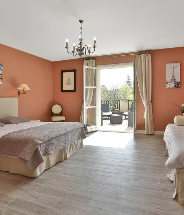 Chambre Gentilhommière 27 RdC avec balcon ou terrasse vue parc et piscine