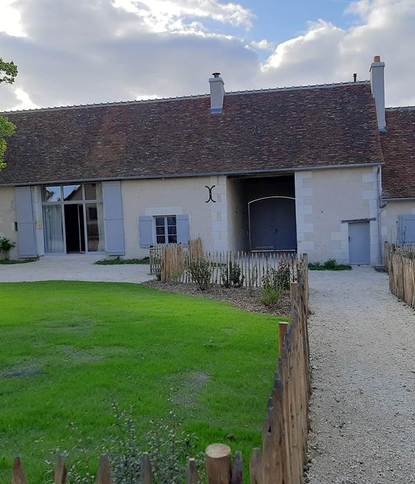 Jardin du Cygne et vue sur le porche d'entrée