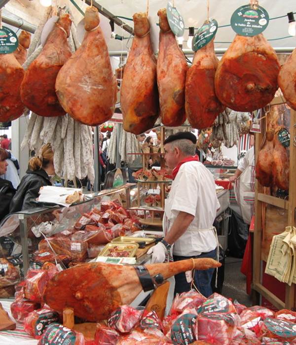Etal_de_jambons_de_Bayonne