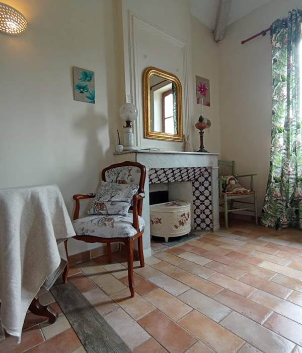 coin table dans la chambre amado