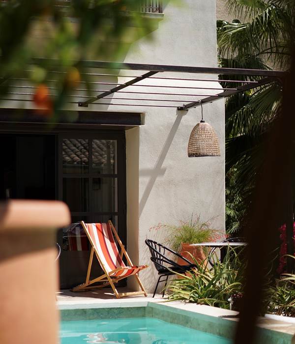 la piscine et le jardin luxuriant de Marcelle en Camargue