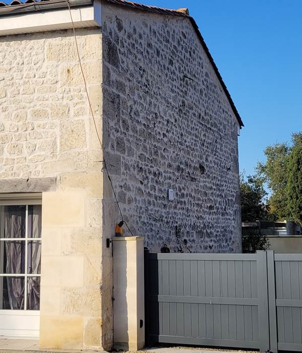 Vue extérieur maison avec le portail fermé