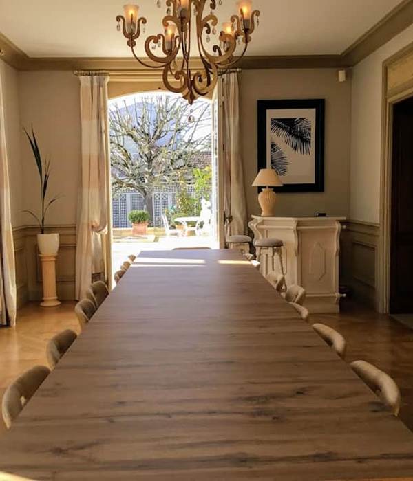 Salle à manger avec table pour 16 convives