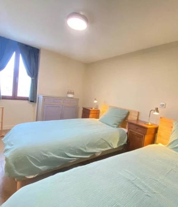 grande chambre lumineuse  chambre cosy Alpes  gîte avec chambres confortables
