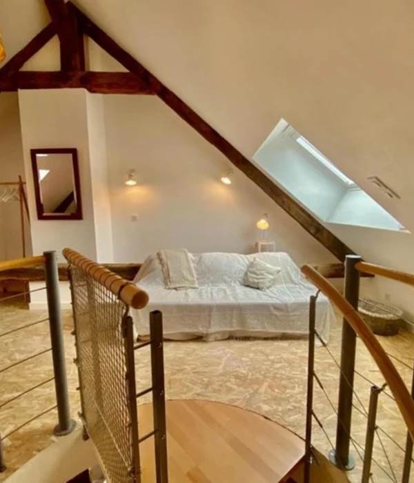 escalier colimaçon pittoresque  intérieur lumineux et spacieux