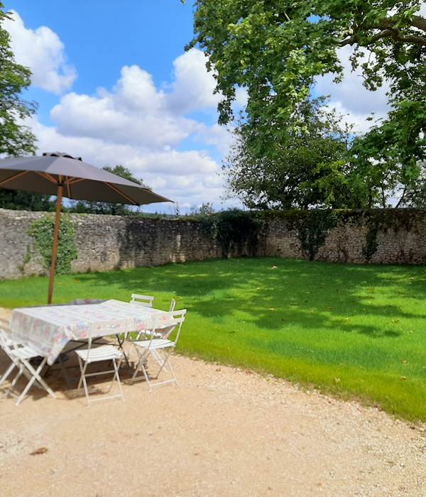 table de jardin du gîte du Cerf