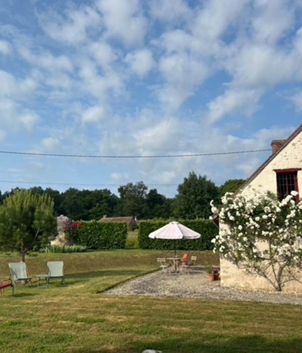 Façade avec le rosier fleuri