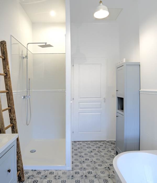 La grande salle de bain de la Poulinière - Domaine des Cyclamens