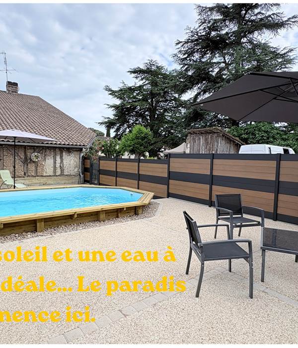 Piscine - transats - salon jardin - parasol
