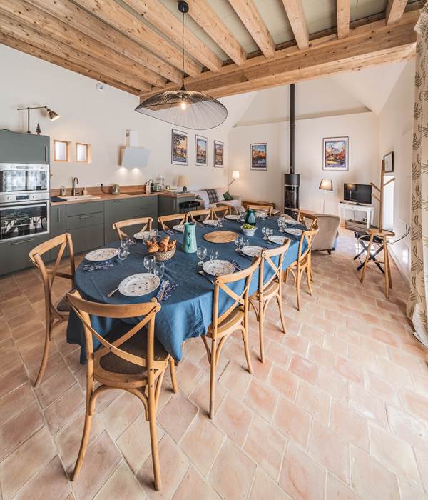 table extensible dressée pour 12 personnes - gite du Cygne