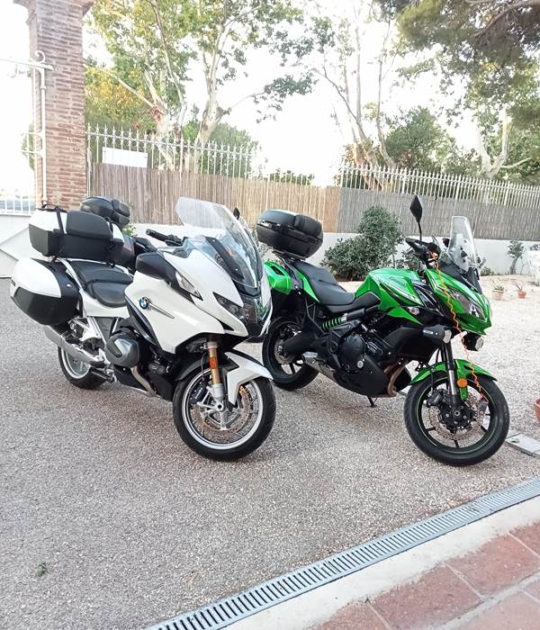 Le Mas Palegry chambres d'hôtes Perpignan - Le parking à motos dans le jardin protégé par une magnifique grille en fer forgé et un portail majestueux fermé par un cadenas