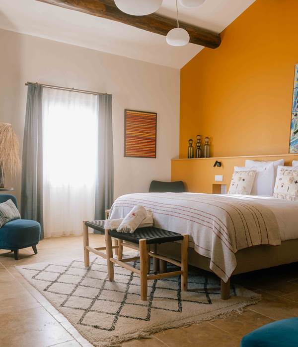 La chambre "Toit mon toit" au 2ème étage du logis avec sa vue imprenable sur les remparts d'Aigues-Mortes