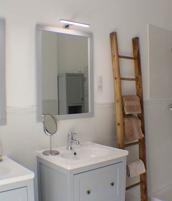 La grande salle de bain et douche - Domaine des Cyclamens