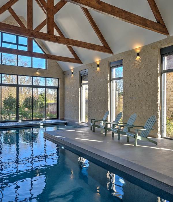 PIscine intérieure chauffée dans la grange - Domaine des Cyclamens