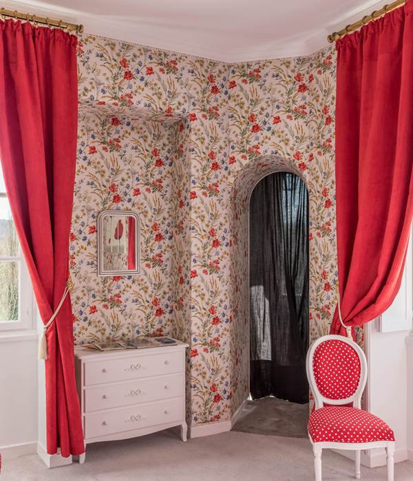 Chambre Coquelicots vue sur prairie environnante du château