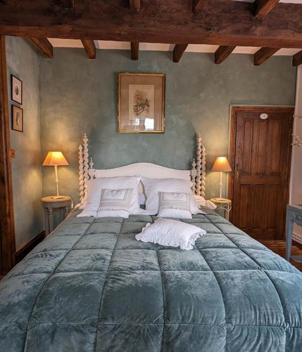 Moulin-Rouhaud-Chambre-la-Tour-lit-queen-size