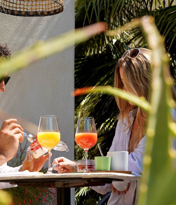 petit déjeuner à 2 sur la terrasse chez Marcelle en Camargue
