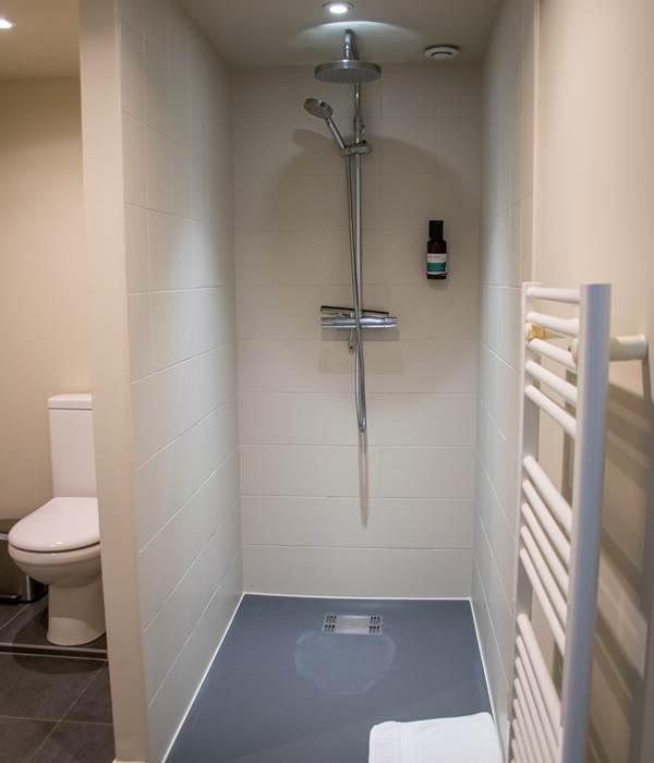 salle de bain dans la chambre douche à l'italienne