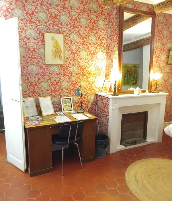 Le Mas Palegry chambres d'hôtes Perpignan chambre 3 côté salon bureau cheminée