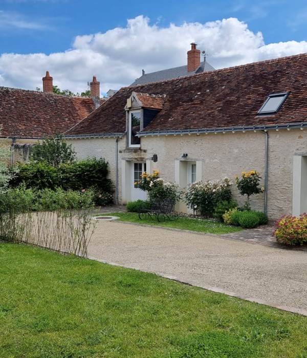 Cote cours de l'ancienne ferme - Grange A Porteau du Domaine des Cyclamens_