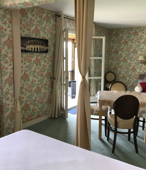 Gîte 33 cuisine séjour chambre avec balcon filant dans la Gentilhommière