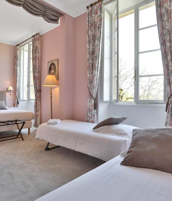 Chambre Rose château de 2 à 4 couchages avec vue sur le parc