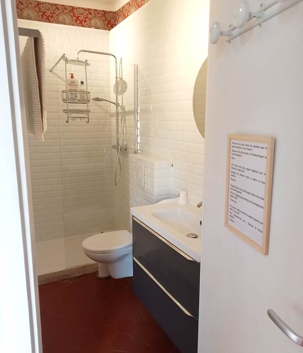 Le Mas Palegry chambres d'hôtes Perpignan chambre 3 côté salon  salle de baib 02