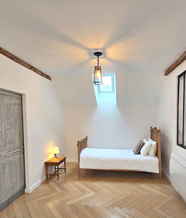 Le lit simple de la chambre palière, ou lit de repos au choix