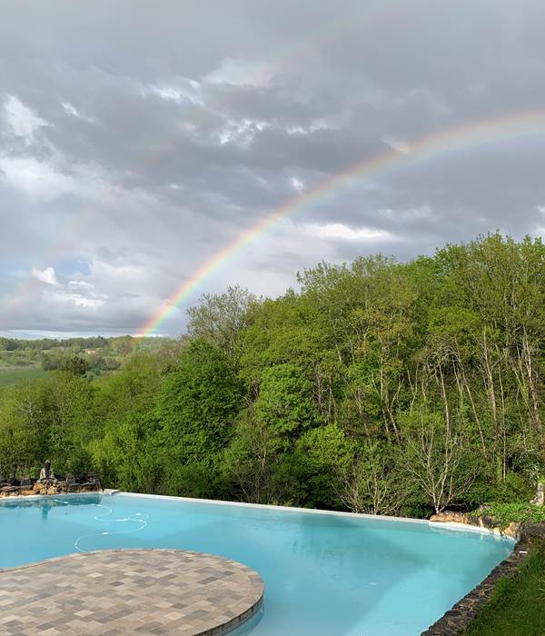 piscine à double débordements et traitée au sel