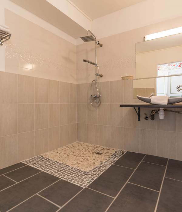 Chambre quadruple Gentilhommière Coquelicot  Junior suite 26 -Salle de douche - PMR