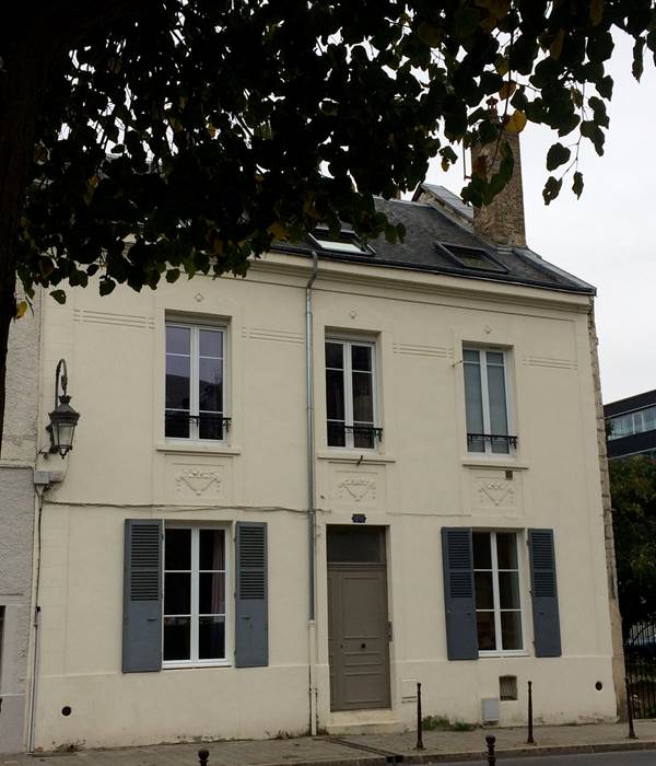 Dans un immeuble décoré de paniers Art déco