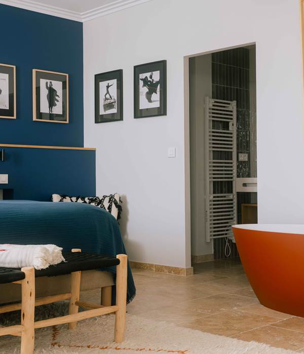 La suite Royale Marcelle avec son salon privé, sa baignoire ilot, au 1er étage du logis de Marcelle en Camargue