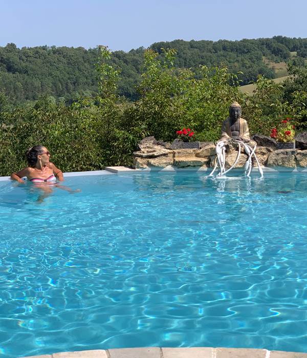 Le bouddha veille sur la piscine