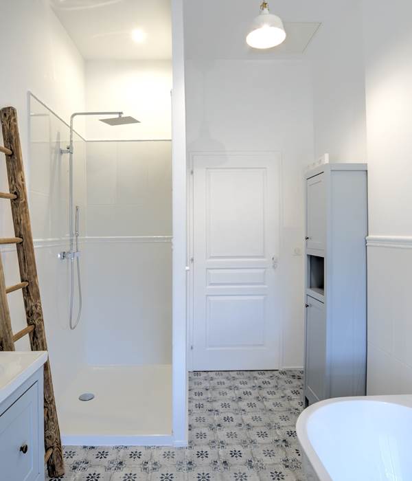Vue de la grande salle de bain et douche  - Domaine des Cyclamens
