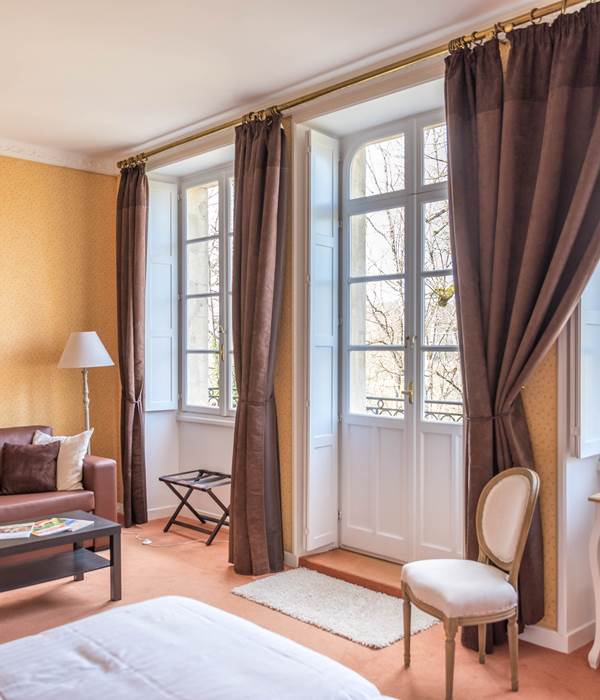 Chambre Jonquille château avec canapé salon
