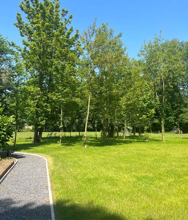 Le chemin du jardin vers les parkings