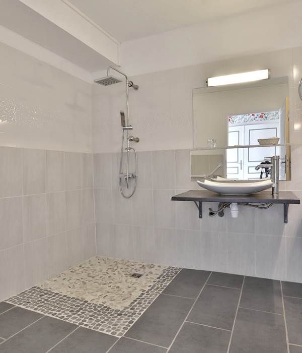 Gîte Junior Suite Gentilhommière chambre 25 PMR avec salle de douches PMR en RdC