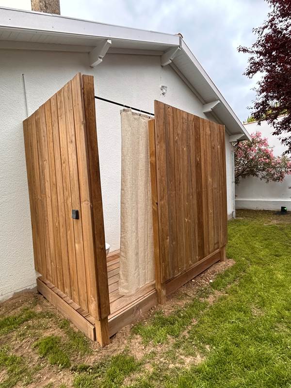 La salle de bain extérieure avec douche et WC pour se doucher dehors mais à l'abris des regards-gallery-offer