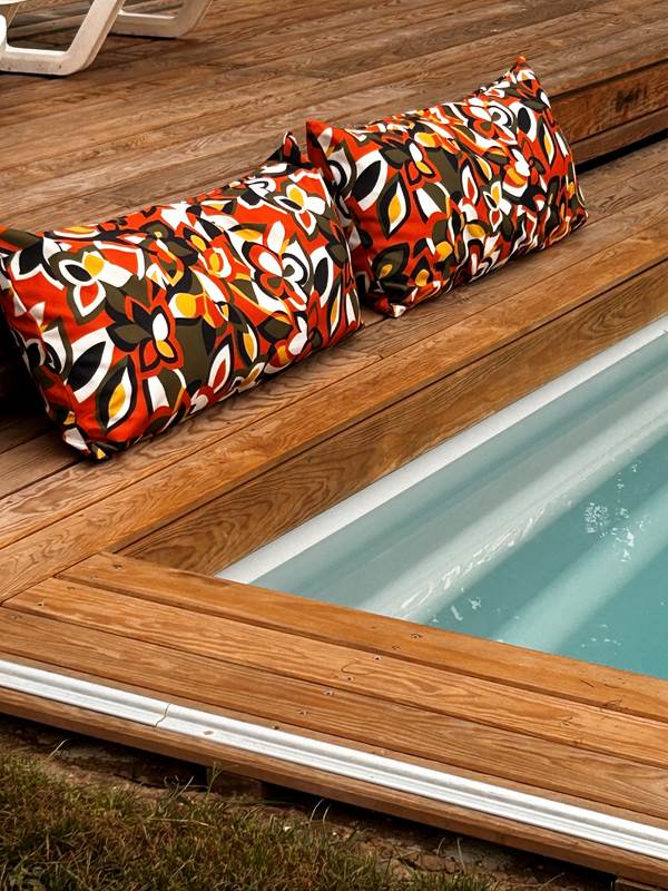 2 COUSSINS SUR PISCINE-gallery-offer