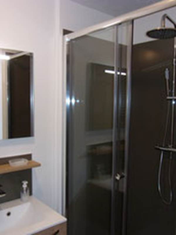 Chambre Courtiaux, salle de douche-img-gallery-solo