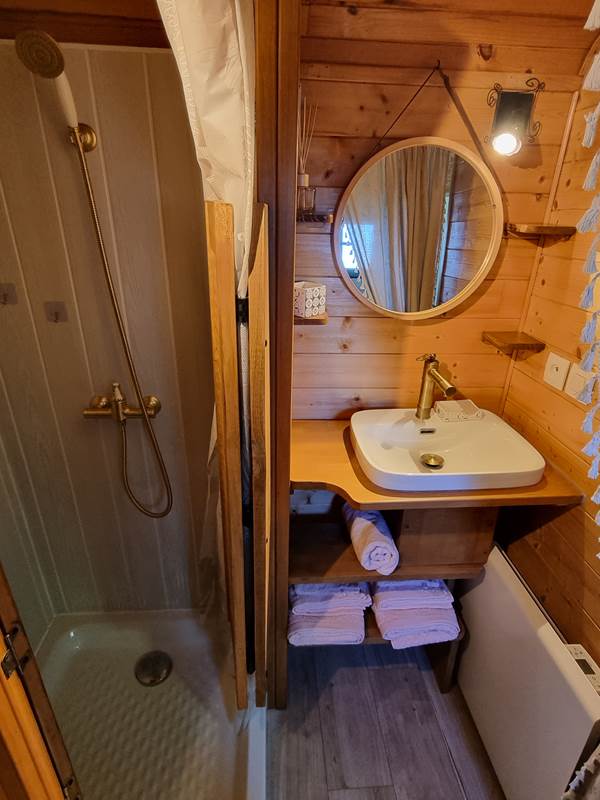 La douche avec linge de bain fourni.-gallery-offer