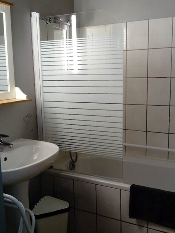 salle de bain avec baignoire et douche-gallery-offer