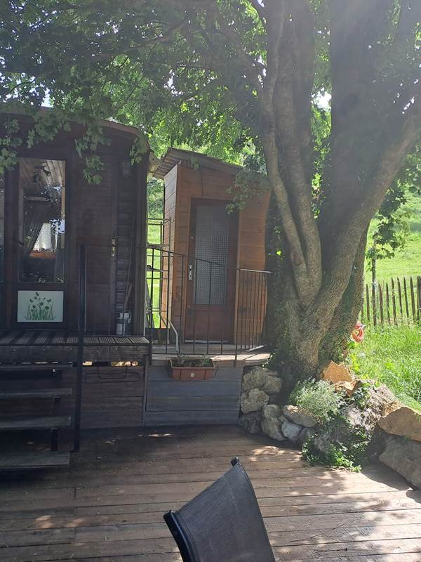 WC privée contre la roulotte et zone de détente avec 2 transats-gallery-offer
