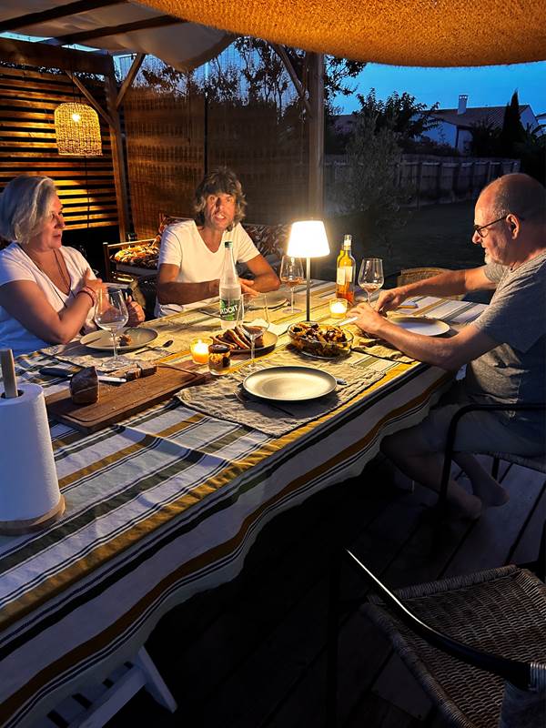 Ambiance cosy pour un dîner entre amis-gallery-offer