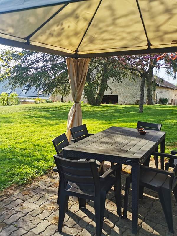 Coin repas extérieur dans le jardin arboré-gallery-offer