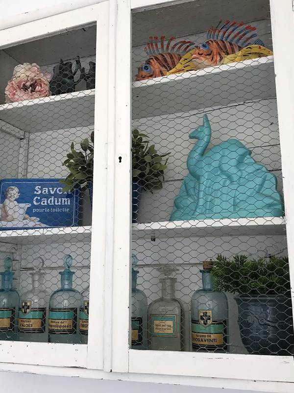 Petit Cabinet de Curiosités / Chambre Mont Serein-gallery-offer